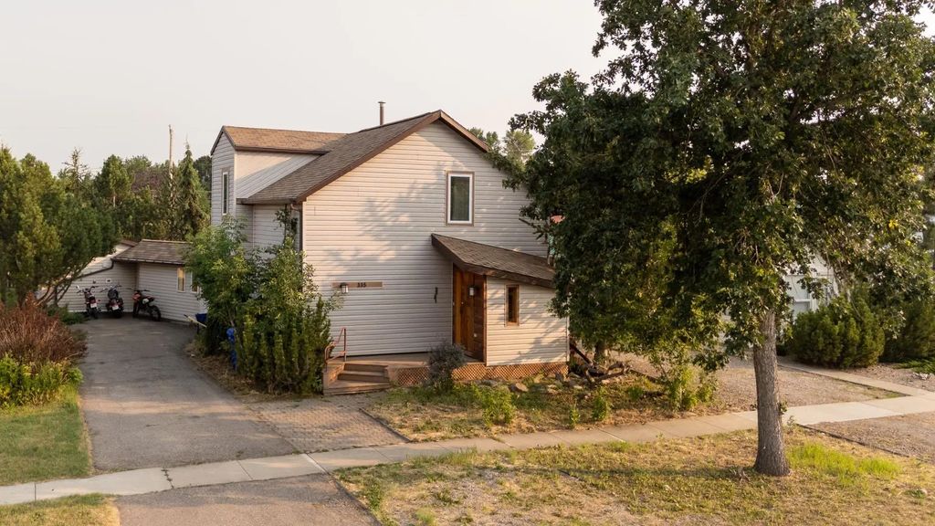 335 50 Avenue W, Claresholm