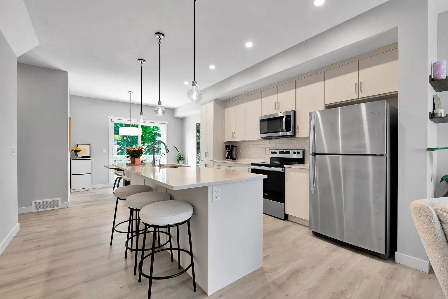 426 Shawnee Square Southwest, Calgary – Residential Row/Townhouse Listing Photo 9