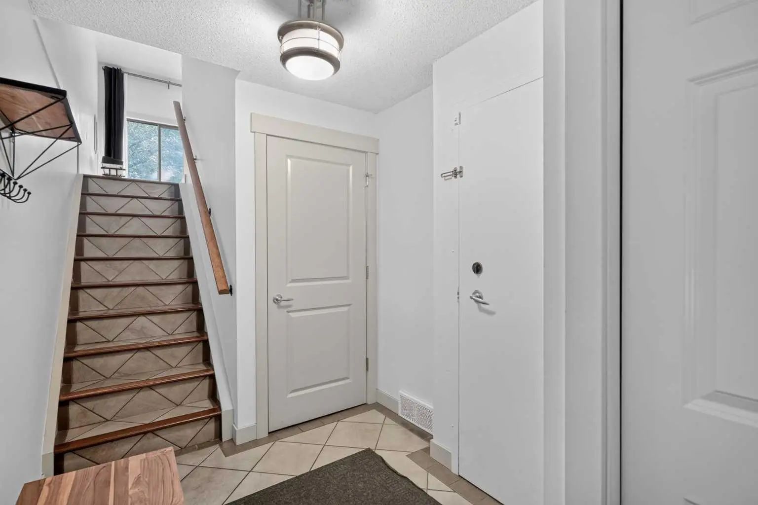 571 Point Mckay Grove Northwest, Calgary – Residential Row/Townhouse Listing Photo 2