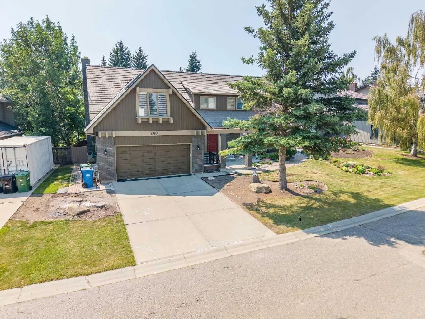240 Canterville Drive Southwest, Calgary – Residential Detached Listing Photo 2