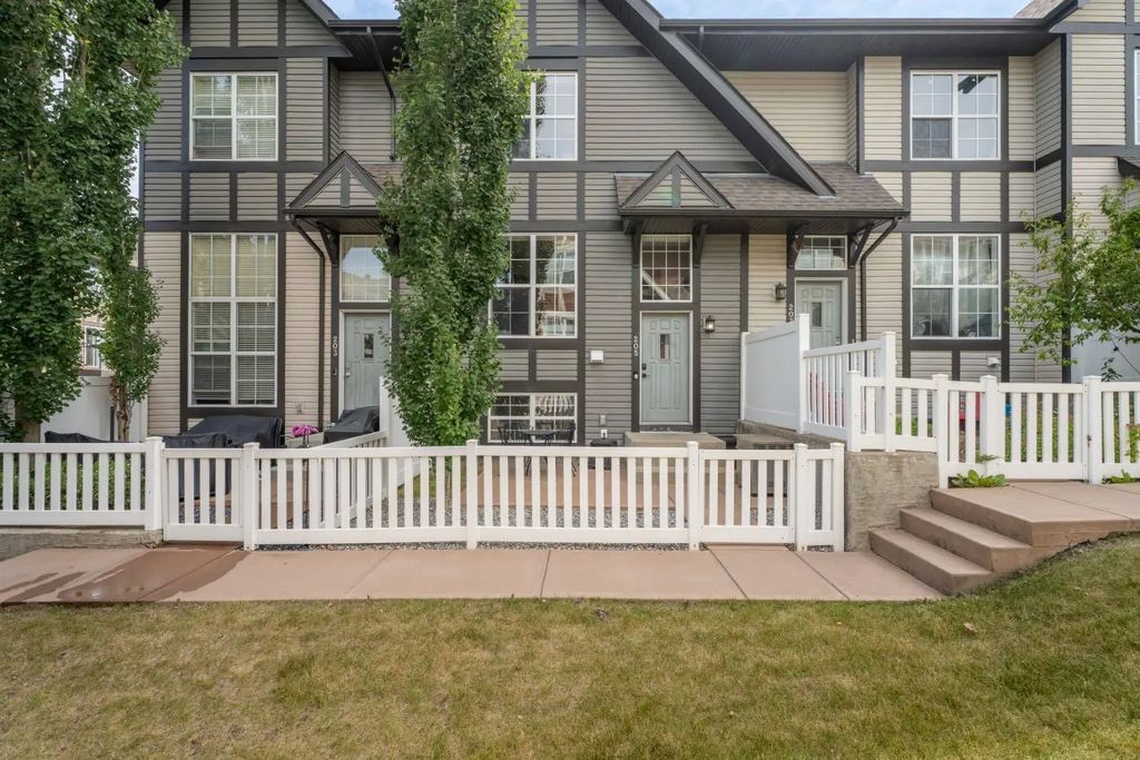 205 New Brighton Villas Se, Calgary