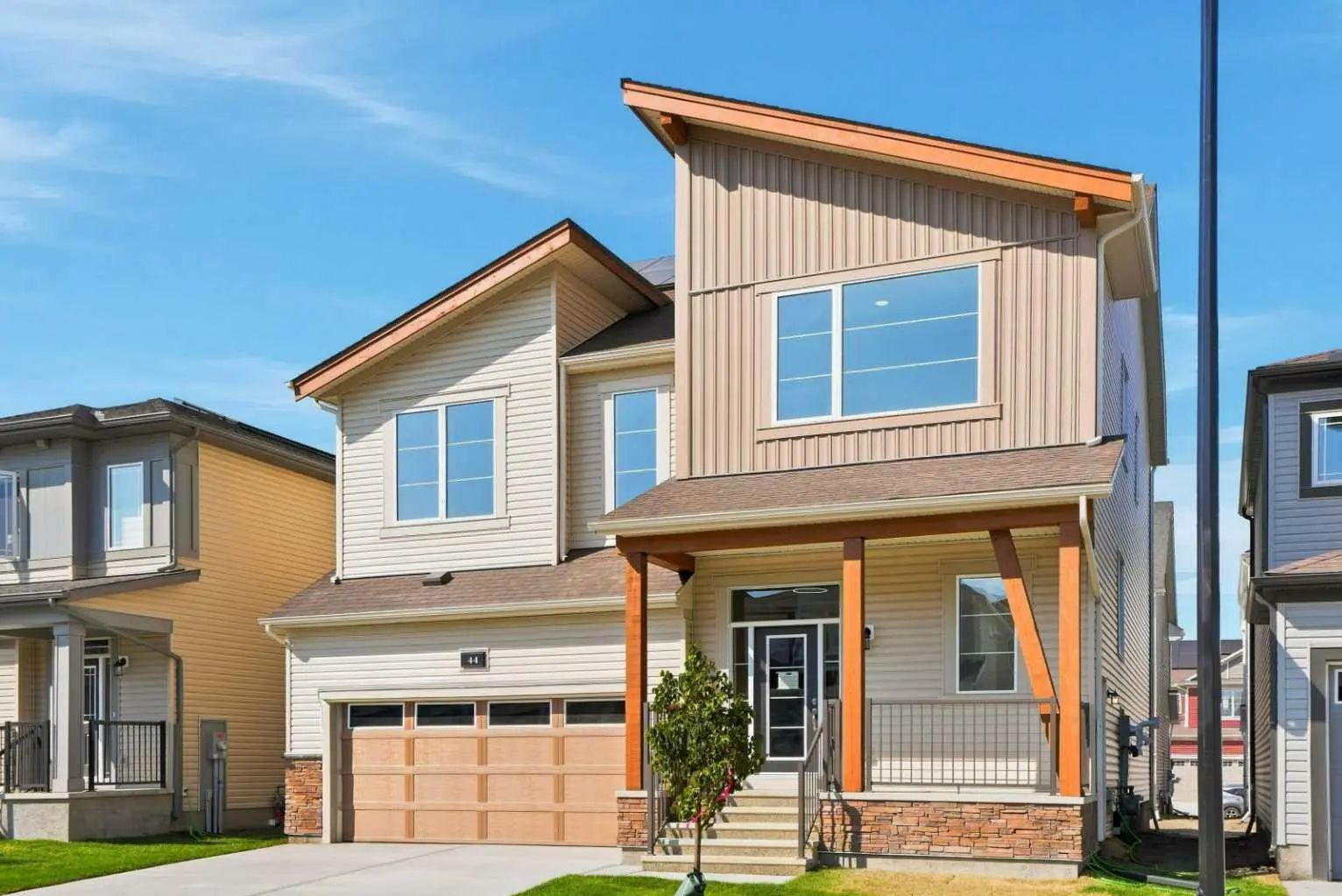 44 Carringwood Rise Northwest, Calgary – Residential Detached Listing Photo 3