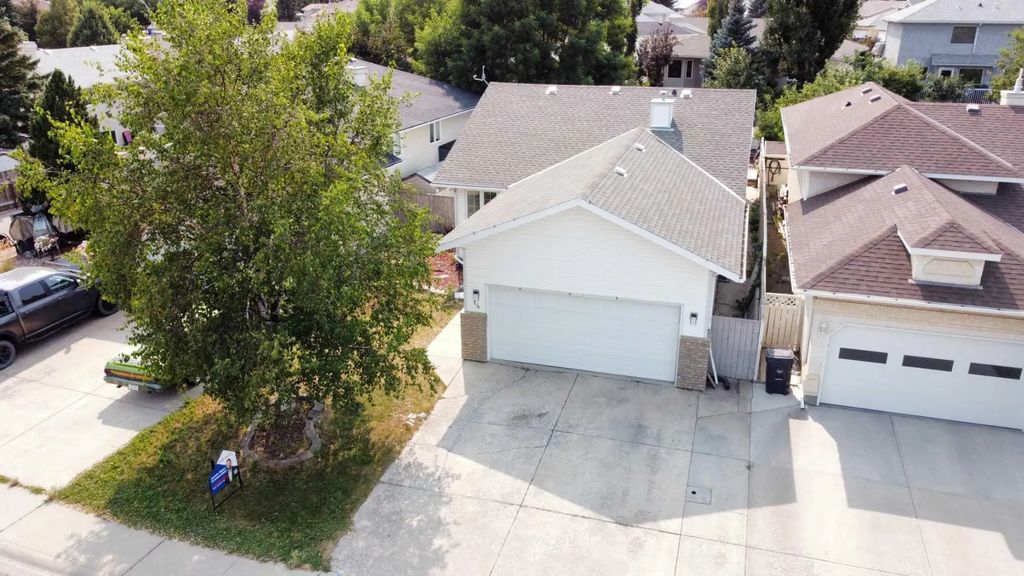 14 Heritage Road W, Lethbridge
