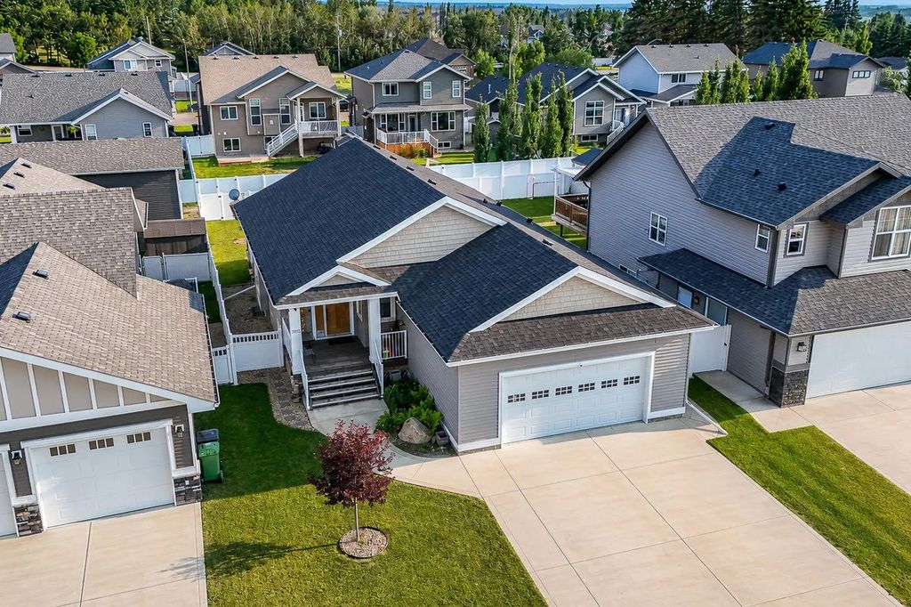 3903 49 Avenue , Ponoka