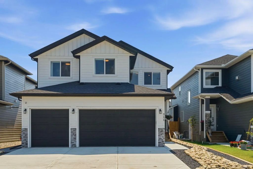 711 Mandalay Link , Carstairs