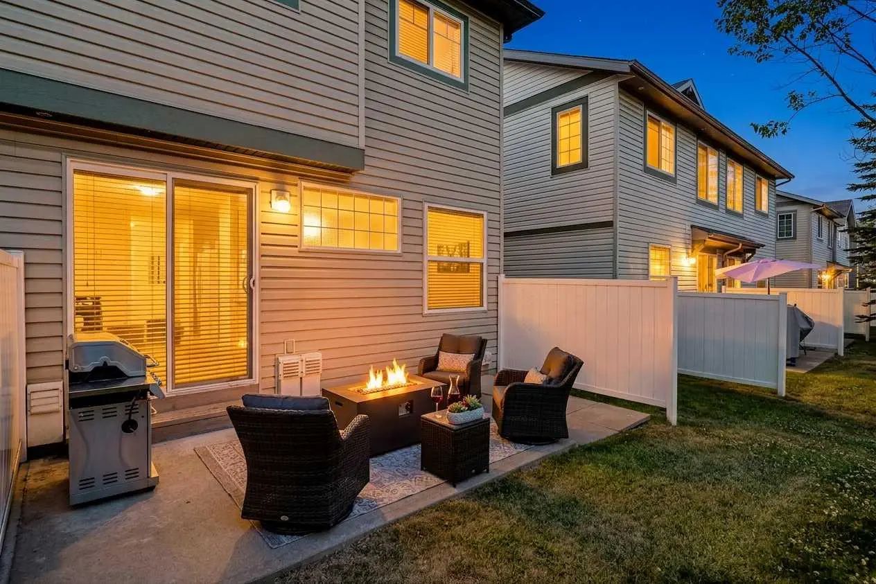 2337 Eversyde Avenue Southwest, Calgary – Residential Row/Townhouse Listing Photo 2