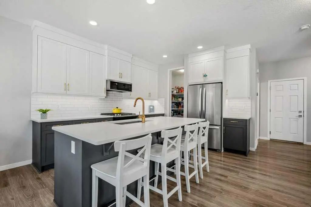 114 Crestbrook Way Southwest, Calgary – Residential Semi Detached (Half Duplex) Listing Photo 10