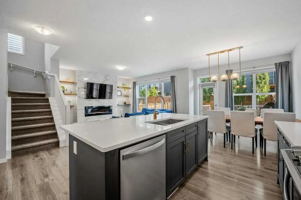 114 Crestbrook Way Southwest, Calgary – Residential Semi Detached (Half Duplex) Listing Photo 13
