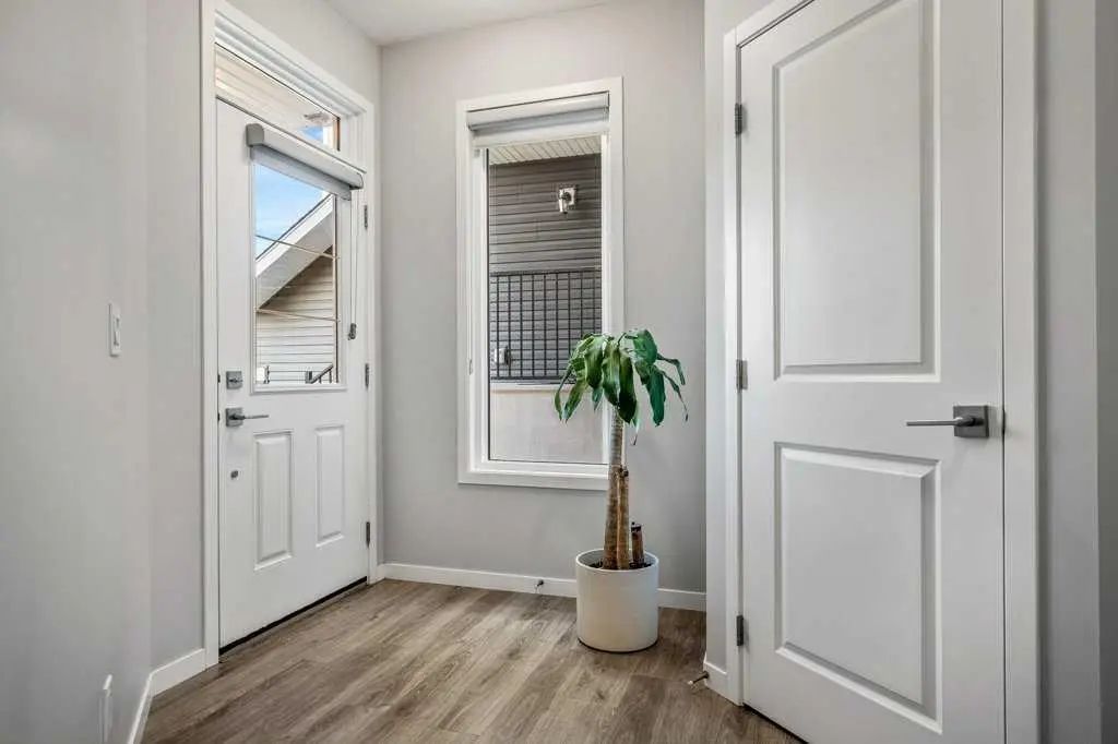 114 Crestbrook Way Southwest, Calgary – Residential Semi Detached (Half Duplex) Listing Photo 16