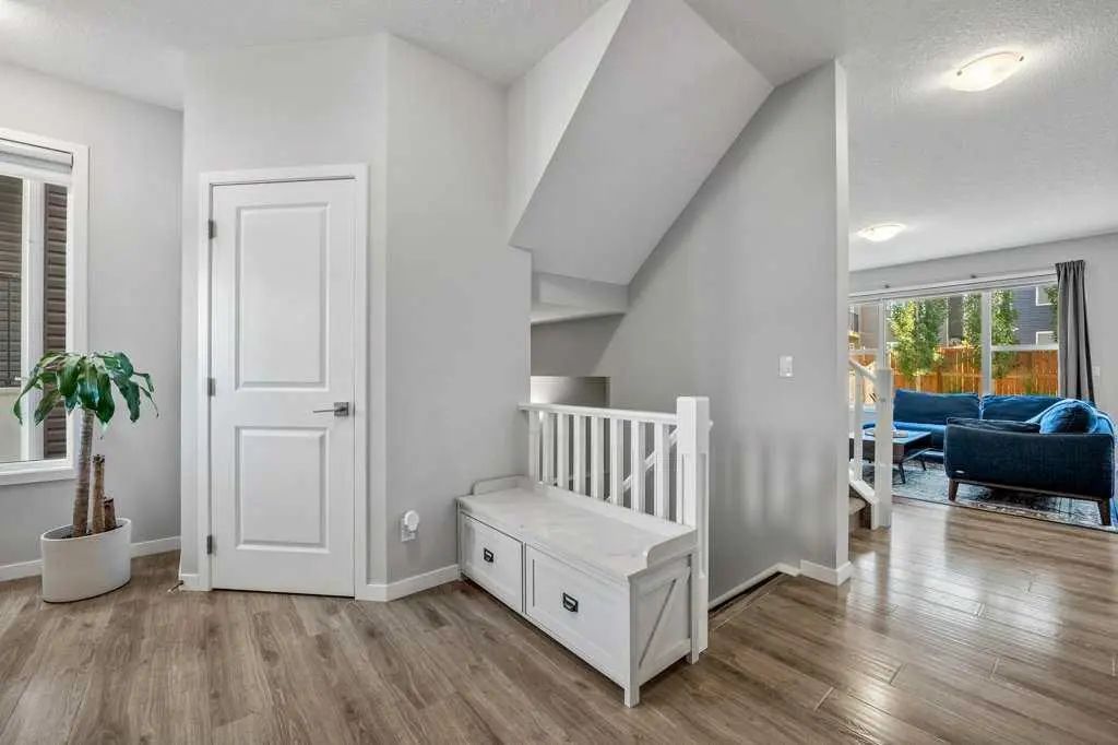 114 Crestbrook Way Southwest, Calgary – Residential Semi Detached (Half Duplex) Listing Photo 17