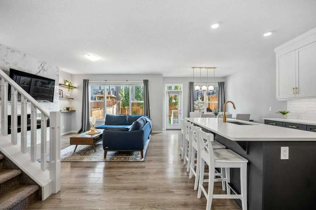 114 Crestbrook Way Southwest, Calgary – Residential Semi Detached (Half Duplex) Listing Photo 2