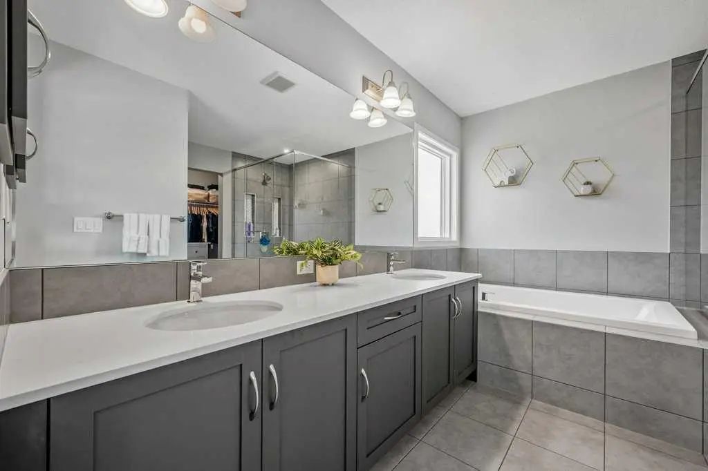 114 Crestbrook Way Southwest, Calgary – Residential Semi Detached (Half Duplex) Listing Photo 25