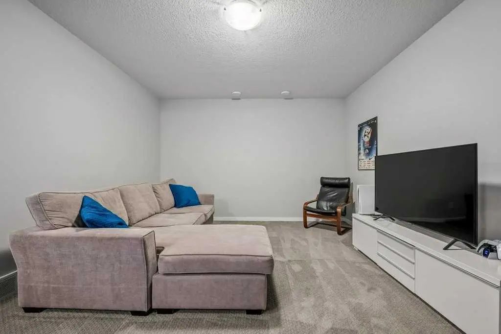 114 Crestbrook Way Southwest, Calgary – Residential Semi Detached (Half Duplex) Listing Photo 36