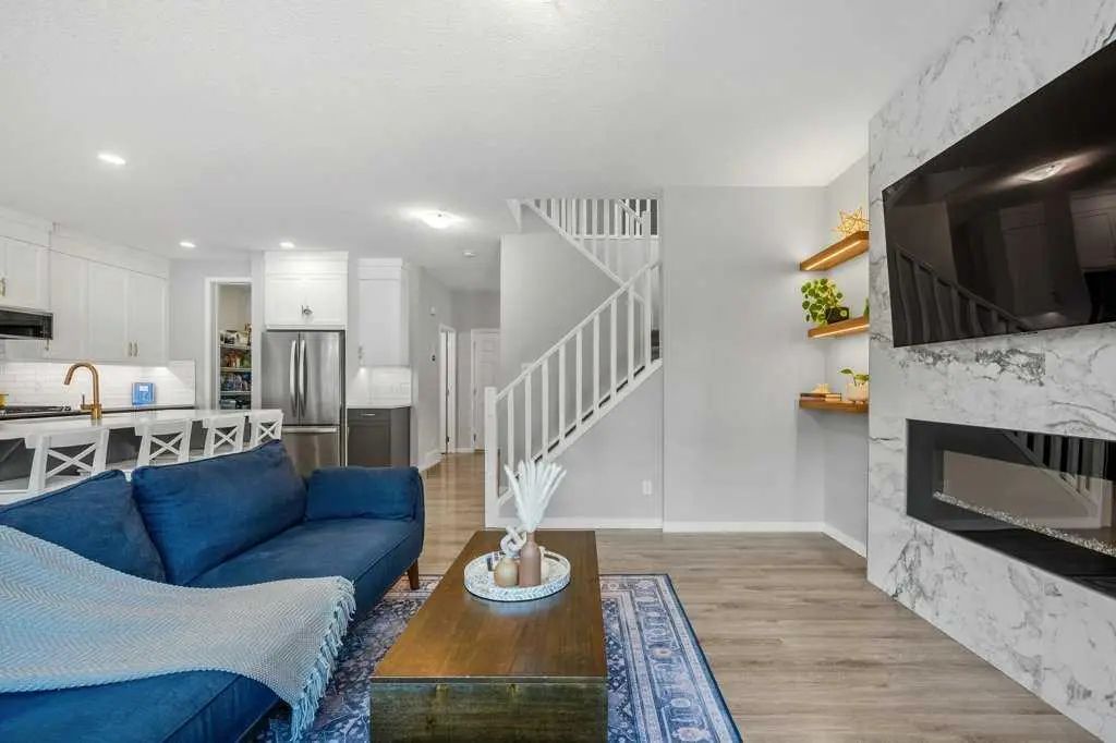 114 Crestbrook Way Southwest, Calgary – Residential Semi Detached (Half Duplex) Listing Photo 6