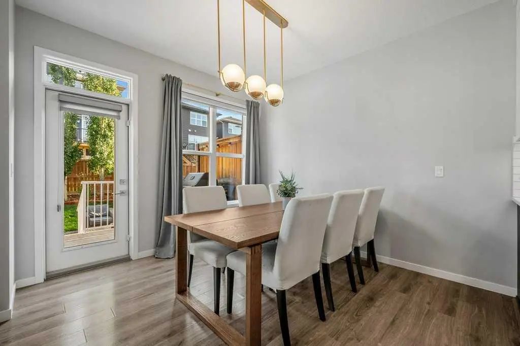 114 Crestbrook Way Southwest, Calgary – Residential Semi Detached (Half Duplex) Listing Photo 7