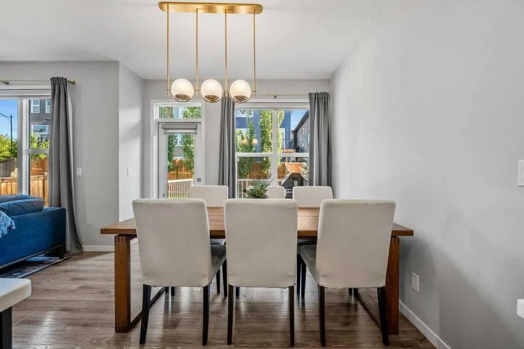 114 Crestbrook Way Southwest, Calgary – Residential Semi Detached (Half Duplex) Listing Photo 8