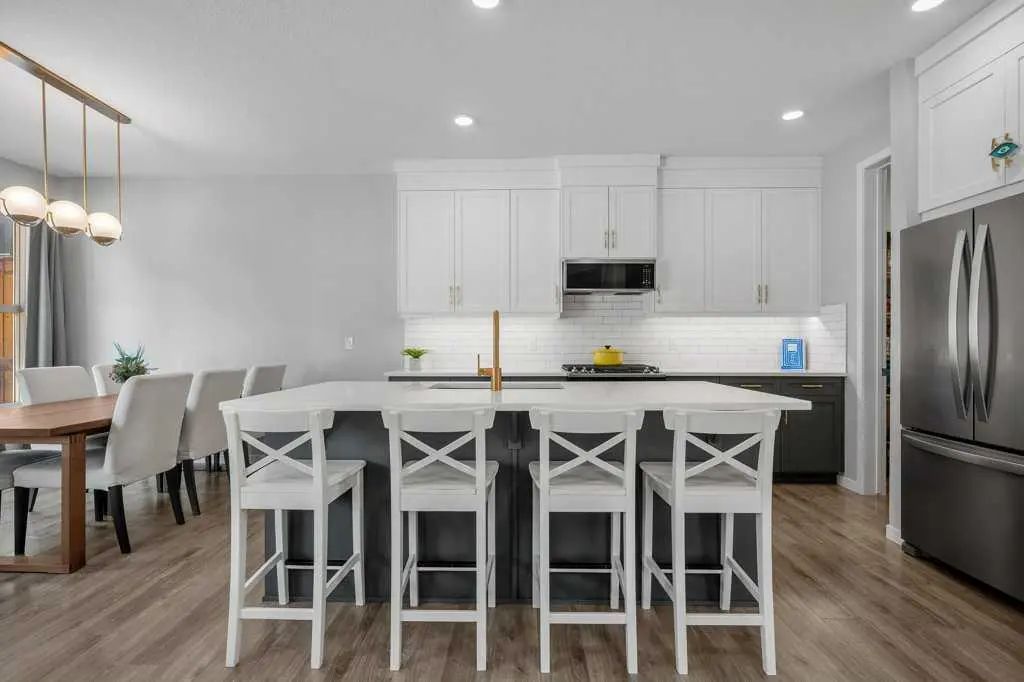 114 Crestbrook Way Southwest, Calgary – Residential Semi Detached (Half Duplex) Listing Photo 9