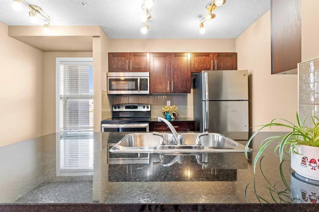 7202 403 Mackenzie Way Sw, Airdrie