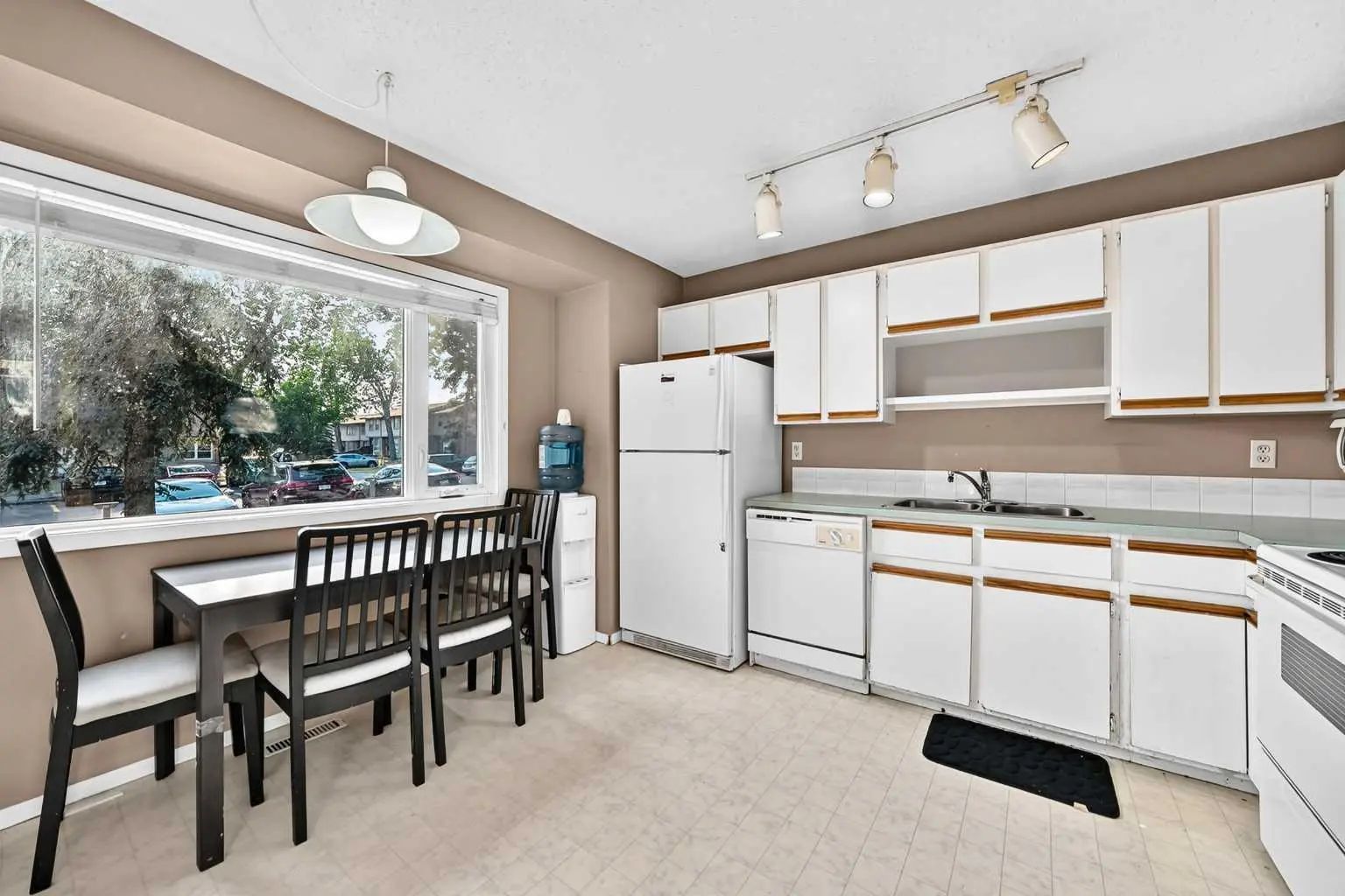 13 123 Queensland Drive Southeast, Calgary – Residential Row/Townhouse Listing Photo 4