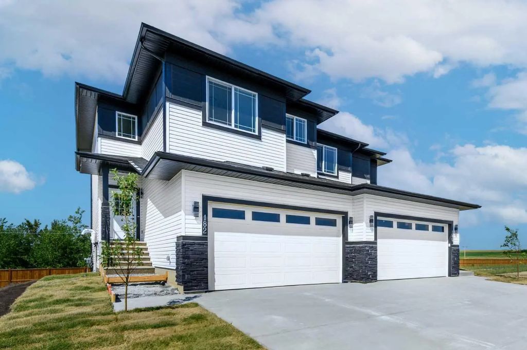 182 Lakewood Crescent , Strathmore