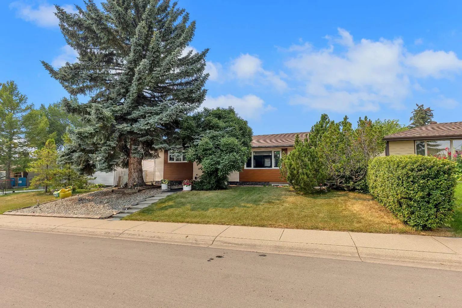 8031 Huntwick Hill Northeast, Calgary – Residential Detached Listing Photo 2
