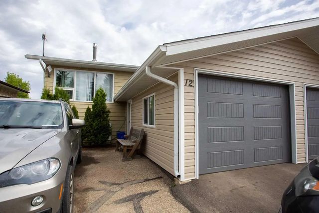 12 Valley Crescent , Lacombe