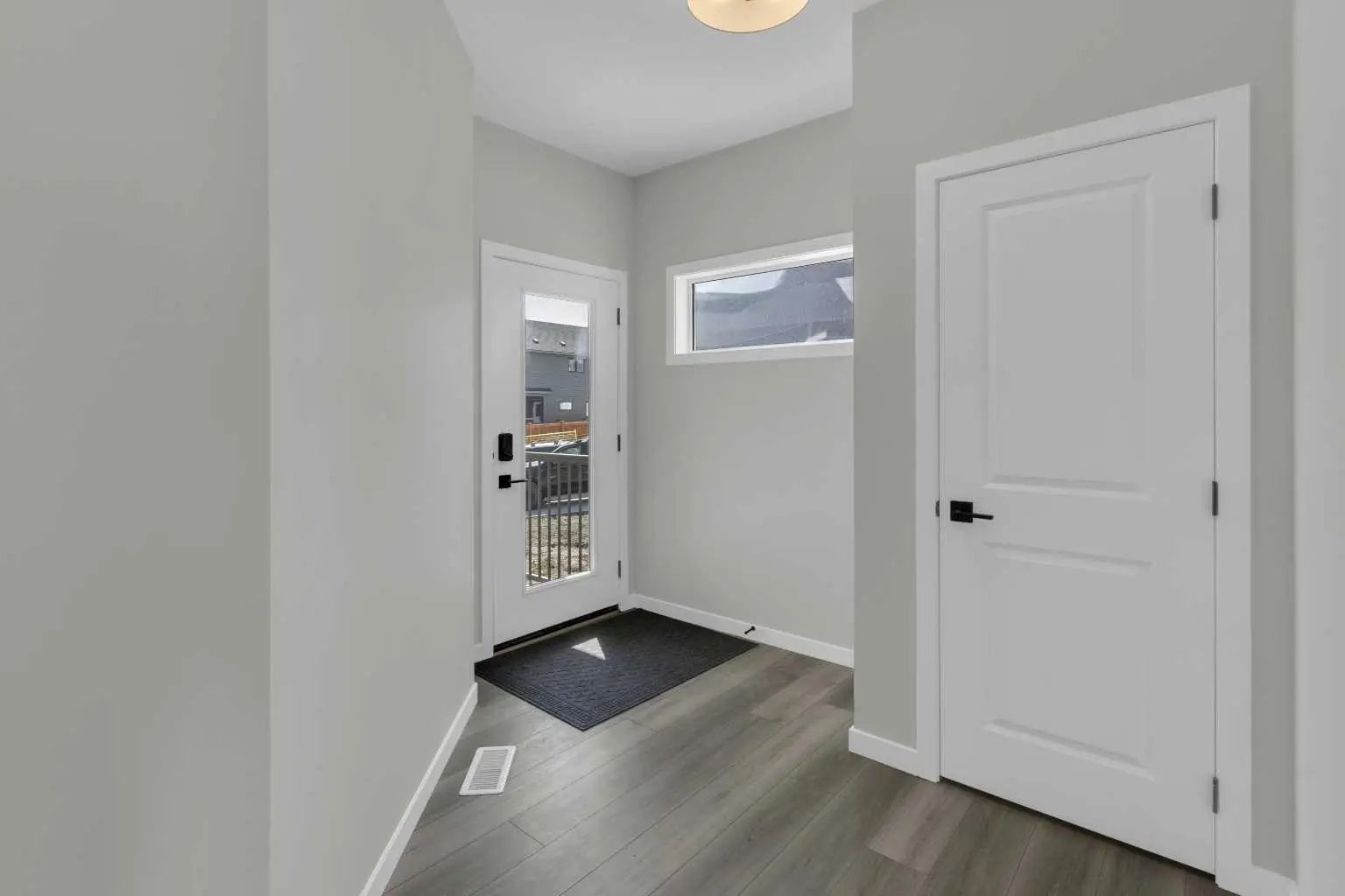 172 Starling Place Northwest, Calgary – Residential Detached Listing Photo 2