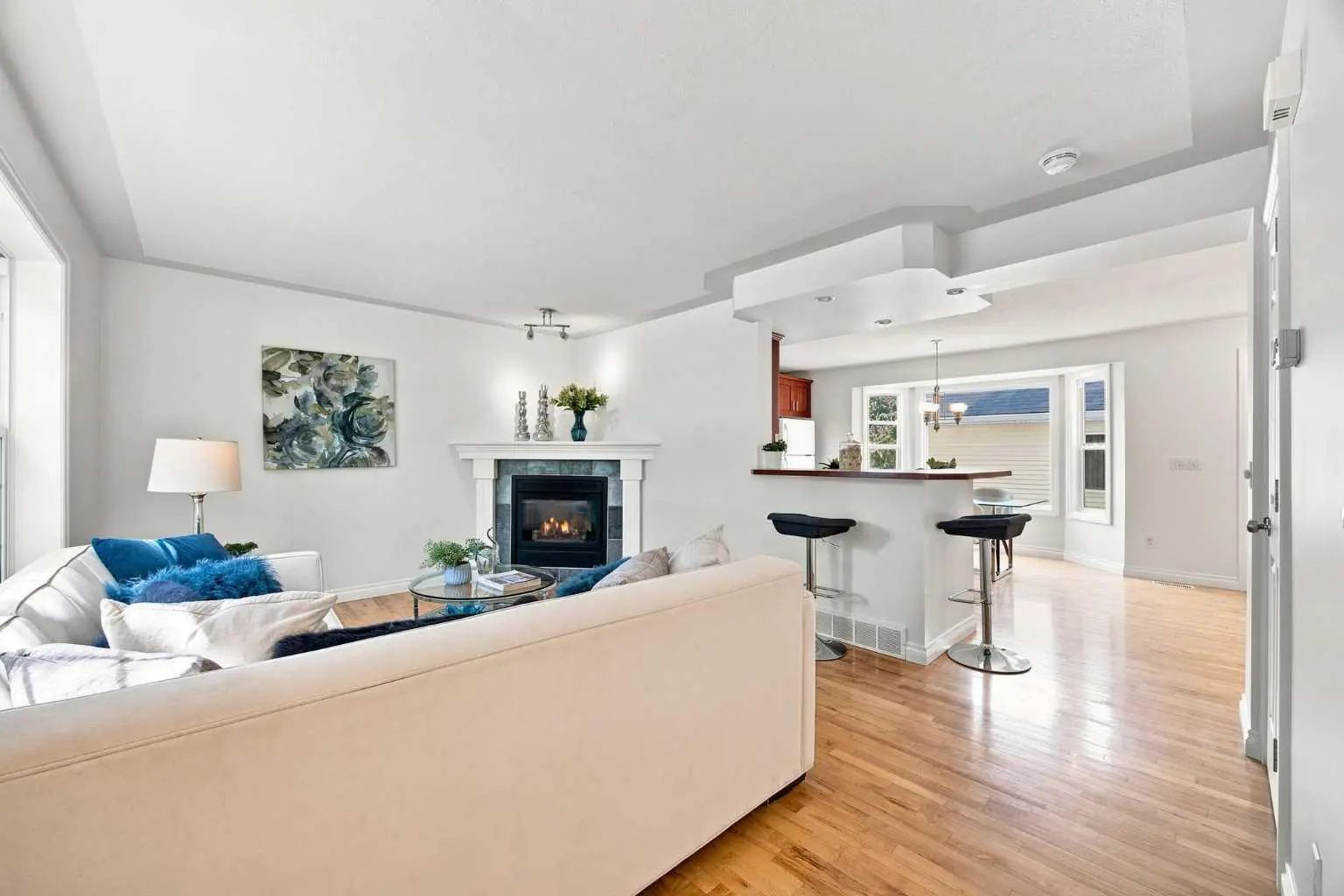 172 Somme Manor Southwest, Calgary – Residential Semi Detached (Half Duplex) Listing Photo 3