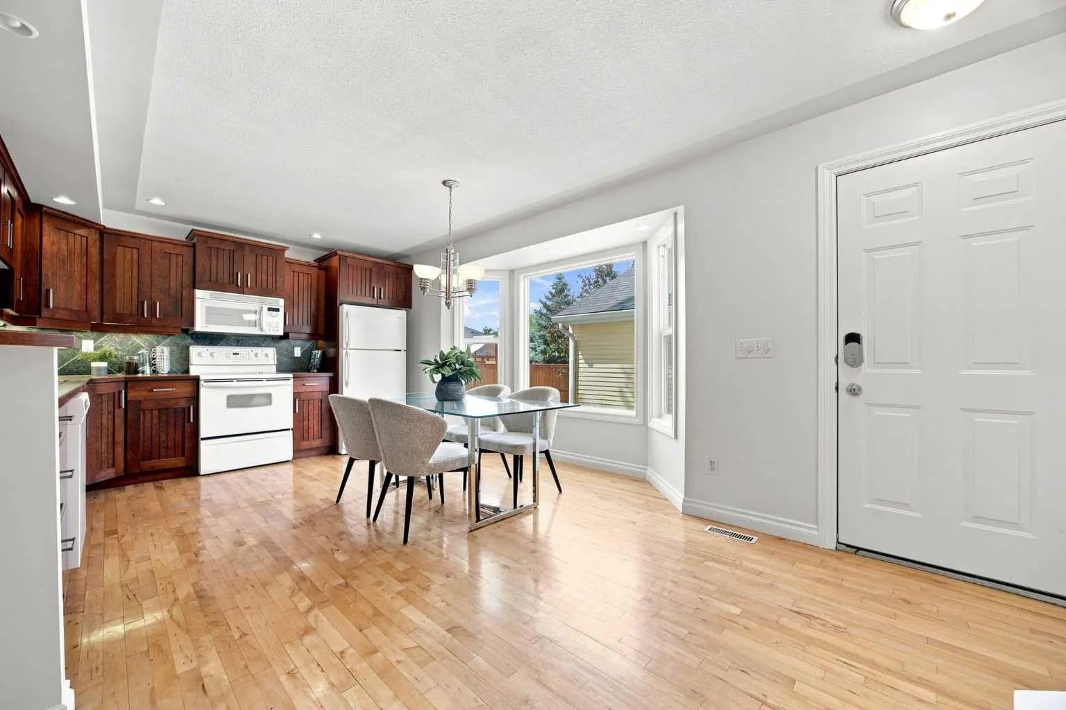 172 Somme Manor Southwest, Calgary – Residential Semi Detached (Half Duplex) Listing Photo 8