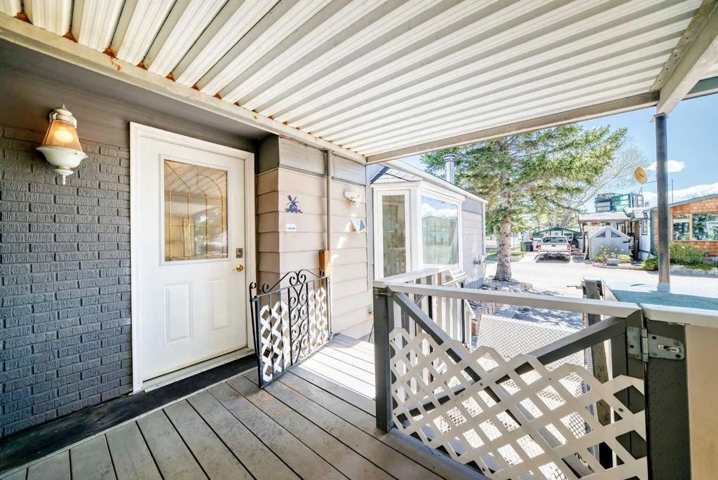 212 3223 83 Street Nw, Calgary
