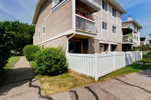 37 3015 51 Street Sw, Calgary