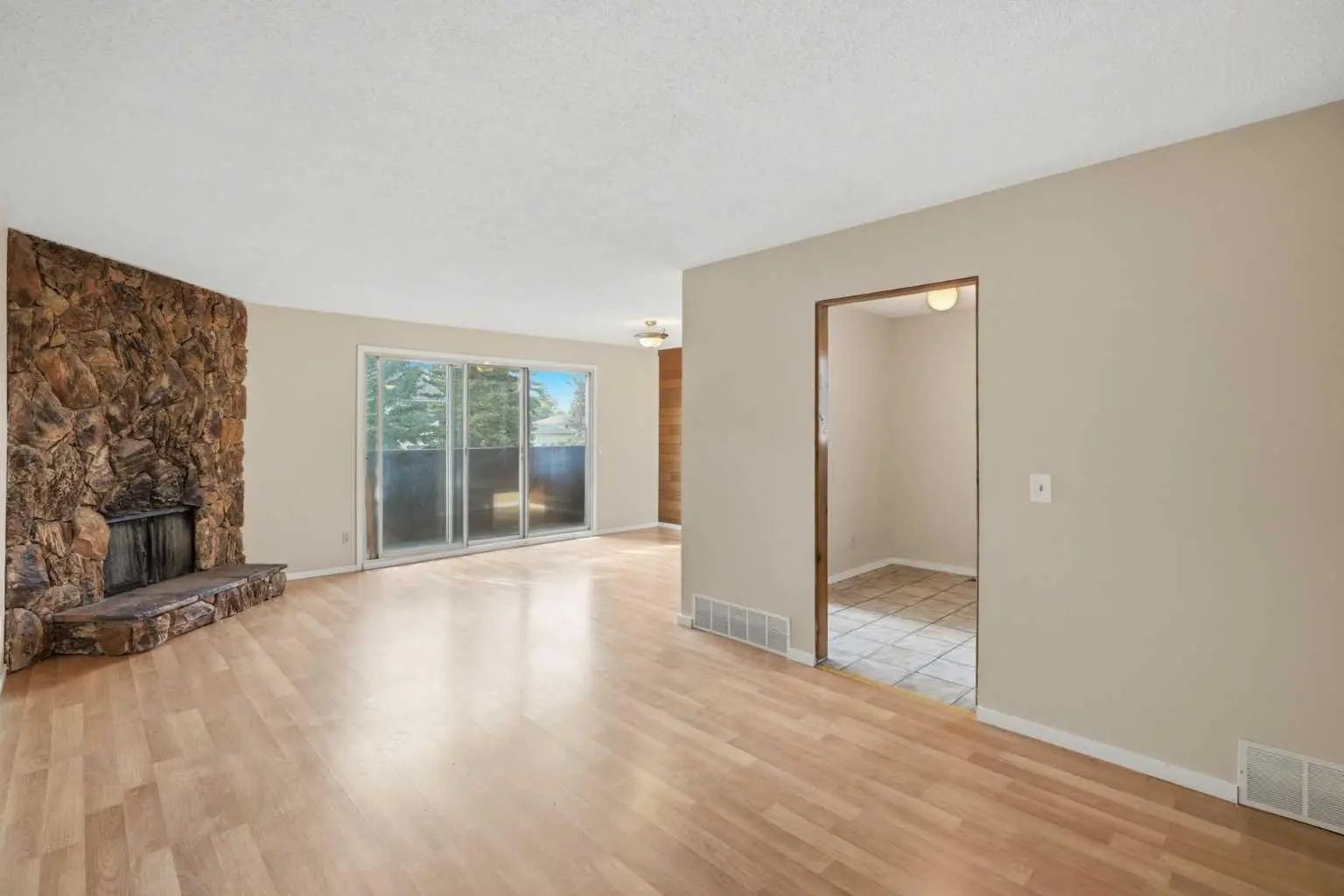 2706 46 Street Southeast, Calgary – Residential Semi Detached (Half Duplex) Listing Photo 2