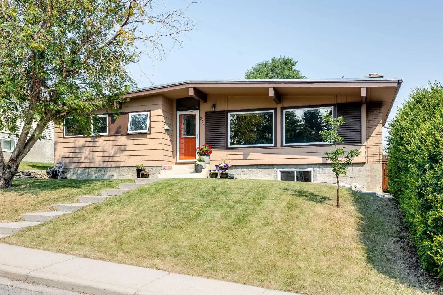 624 Sherman Avenue Southwest, Calgary – Residential Detached Listing Photo 2