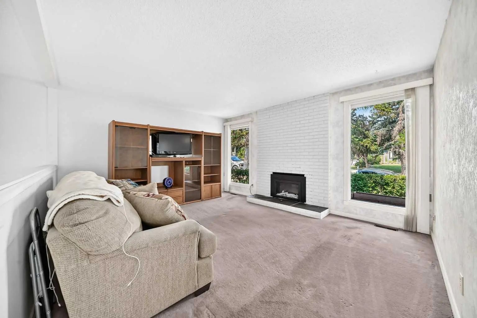 6437 Coach Hill Road Southwest, Calgary – Residential Semi Detached (Half Duplex) Listing Photo 2