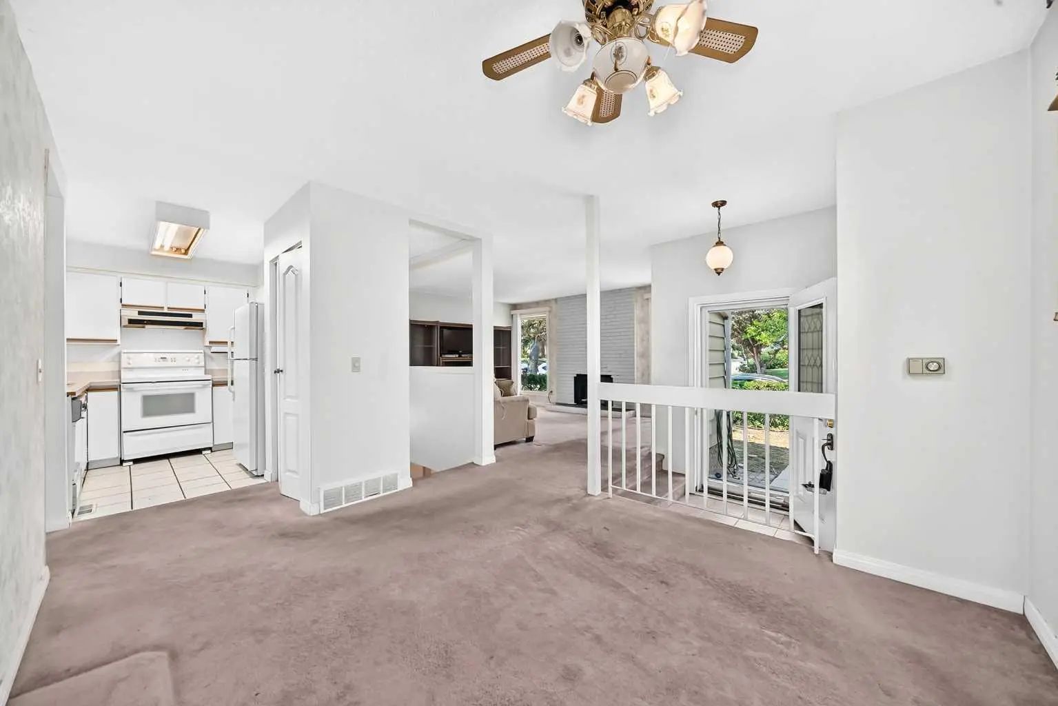 6437 Coach Hill Road Southwest, Calgary – Residential Semi Detached (Half Duplex) Listing Photo 5