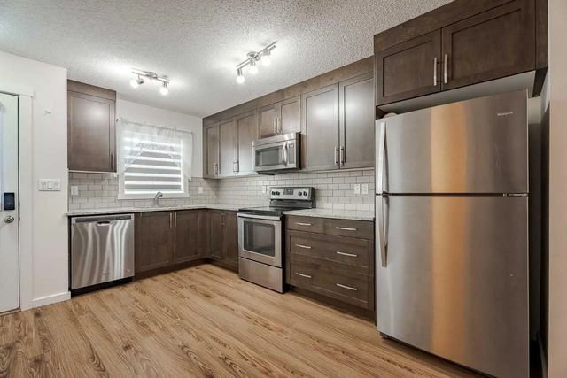 202 2400 Ravenswood View Se, Airdrie