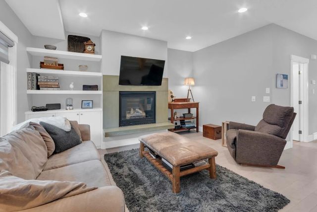 4616 82 Street Nw, Calgary