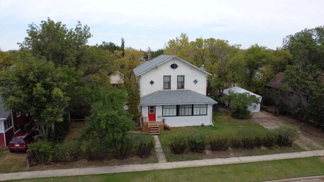 210 4 Avenue E, Hanna