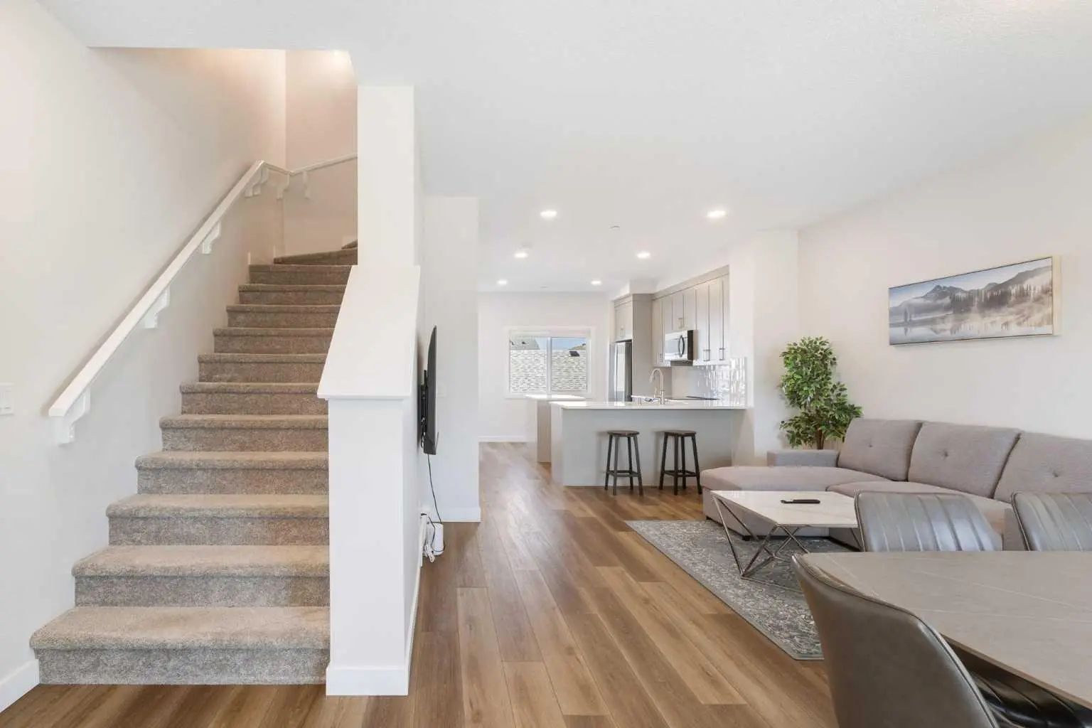 251 Lucas Boulevard Northwest, Calgary – Residential Row/Townhouse Listing Photo 2