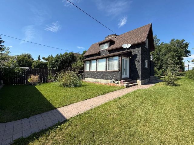 1037 4 Avenue , Wainwright