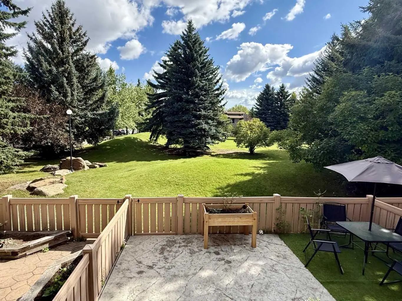 58 Canterbury Gardens Southwest, Calgary – Residential Row/Townhouse Listing Photo 2