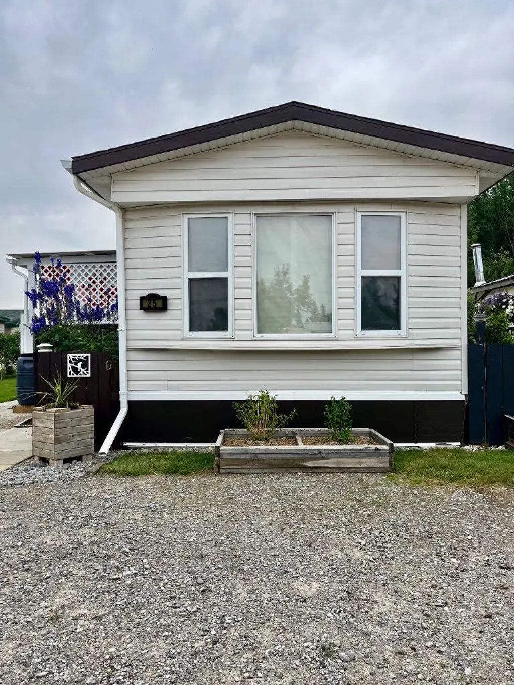 25 5235 50 Street , Caroline