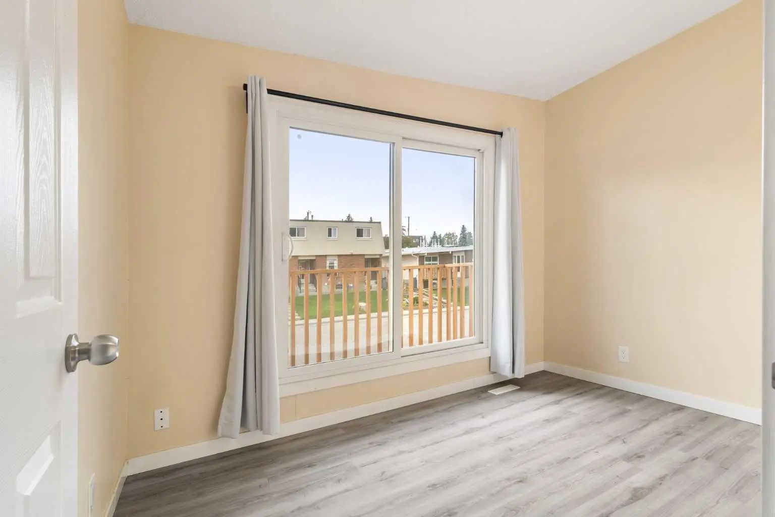 11268 6  Southwest, Calgary – Multi-Family 4 plex Listing Photo 22