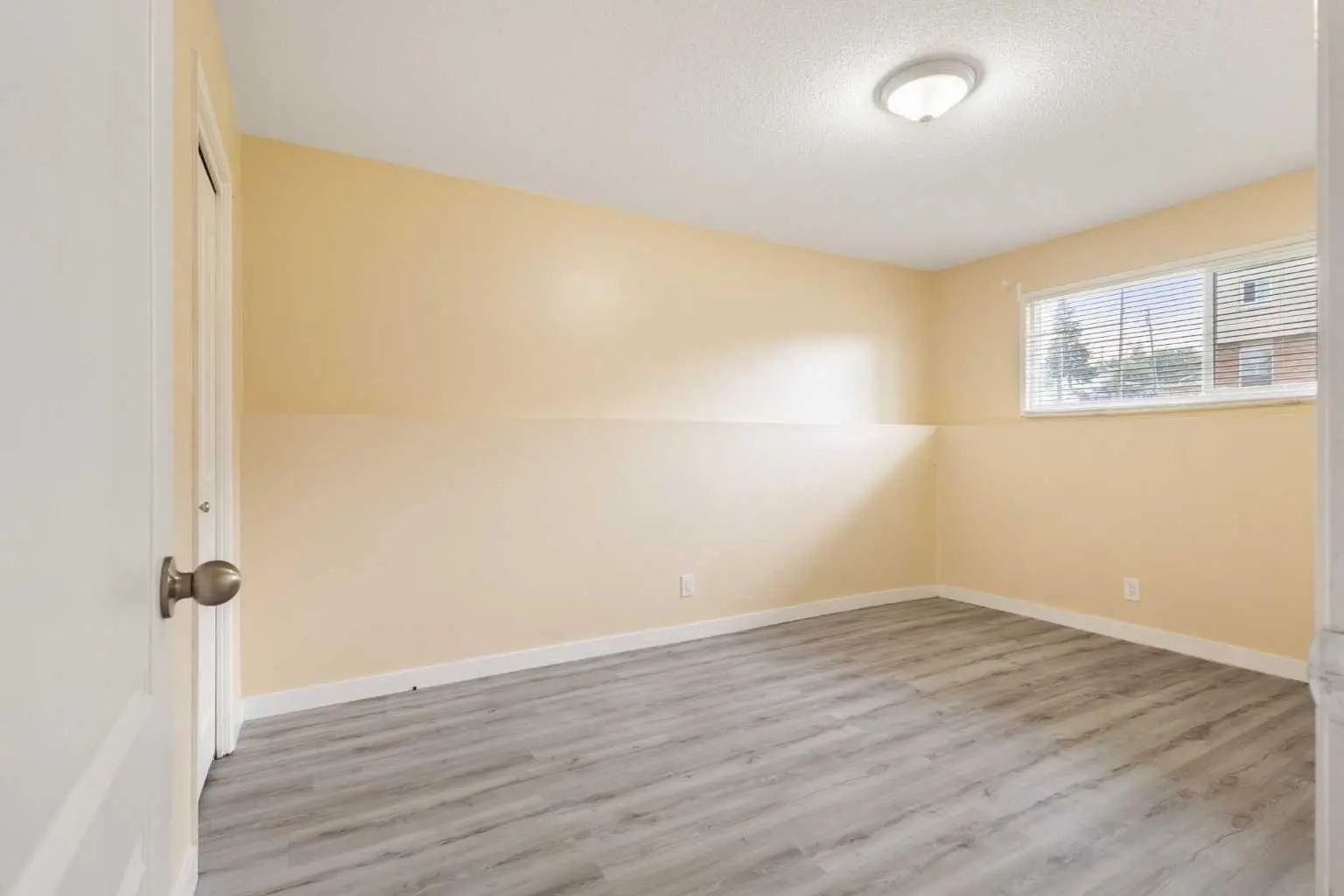 11268 6  Southwest, Calgary – Multi-Family 4 plex Listing Photo 29