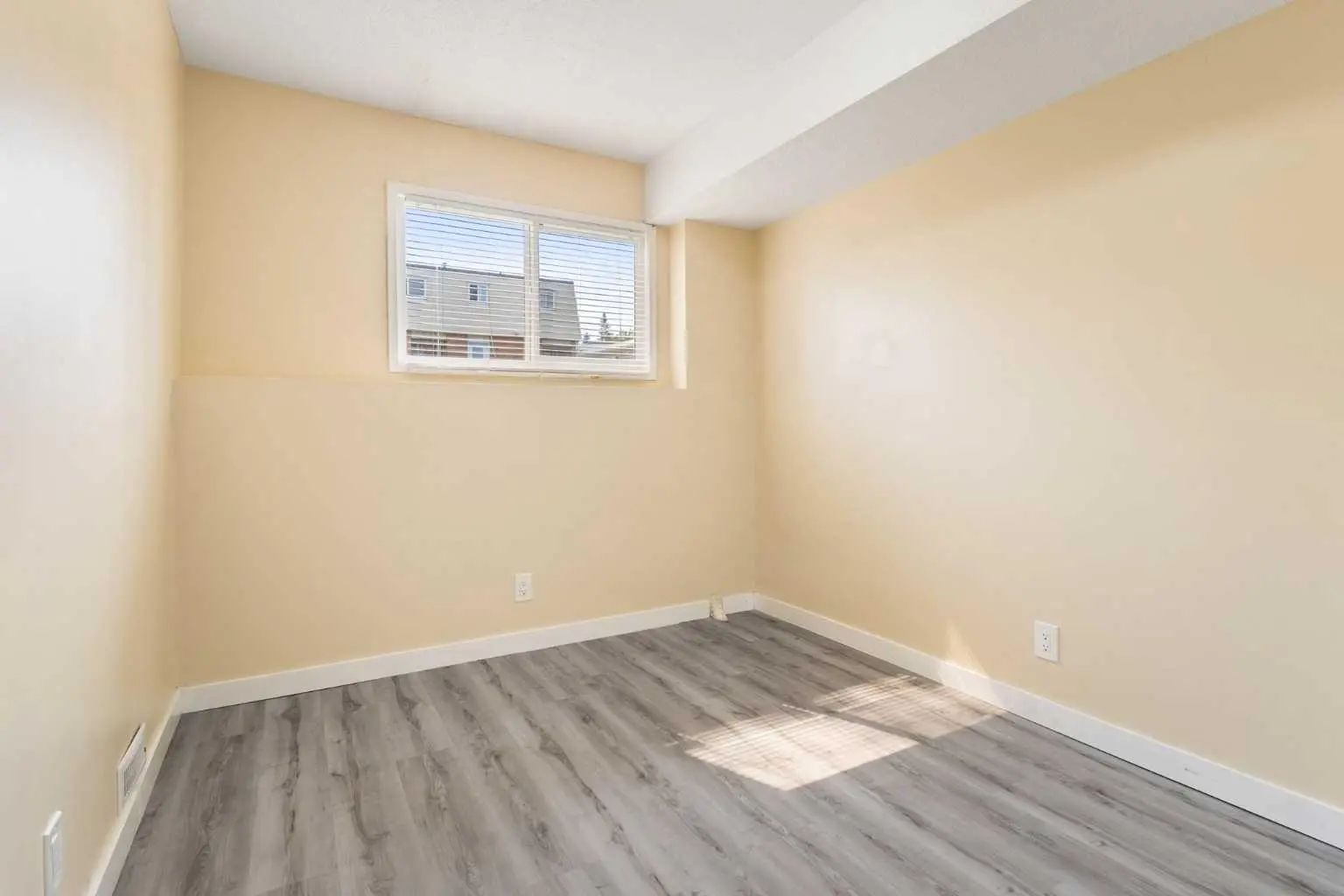 11268 6  Southwest, Calgary – Multi-Family 4 plex Listing Photo 32