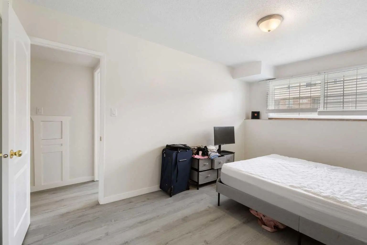 11268 6  Southwest, Calgary – Multi-Family 4 plex Listing Photo 8