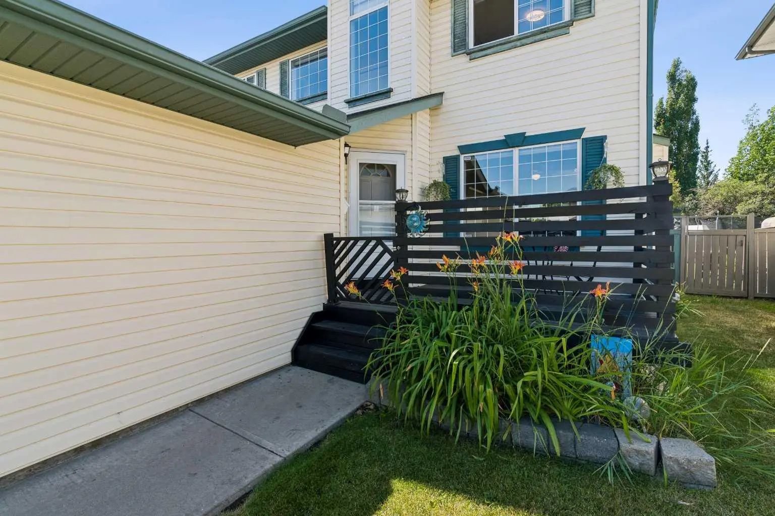 10433 Hidden Valley Drive Northwest, Calgary – Residential Detached Listing Photo 2