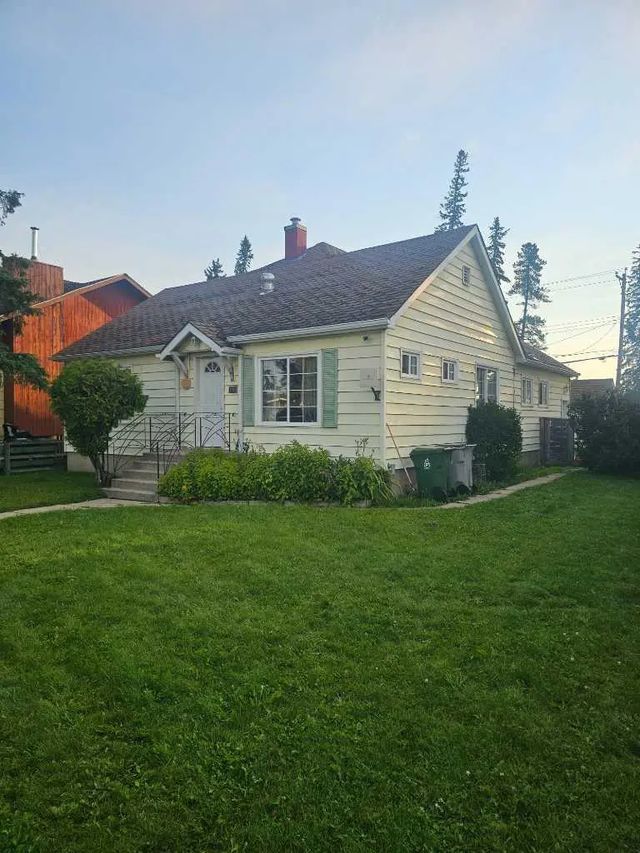 1109 50 Street , Edson