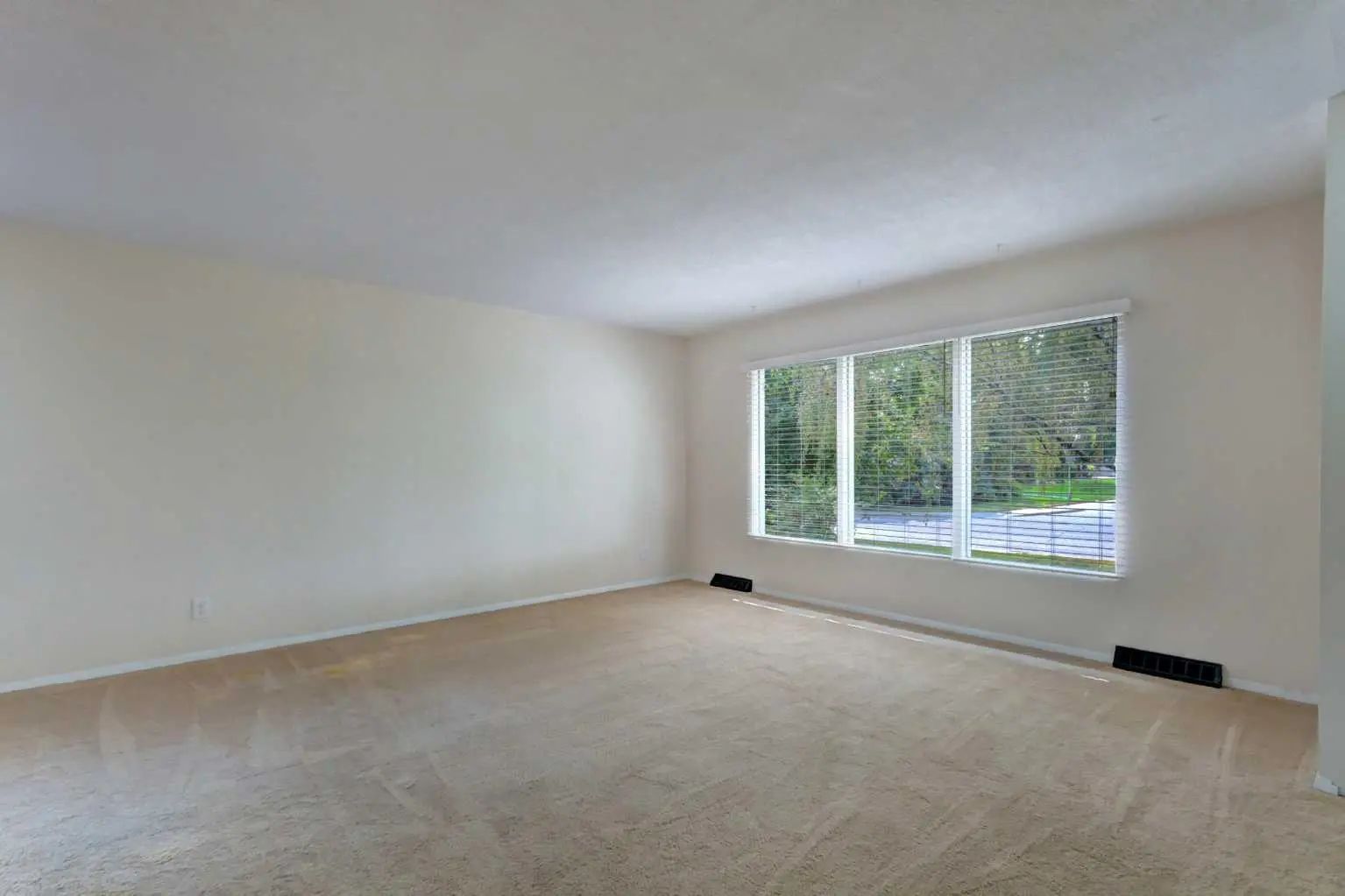 328 86 Avenue Southeast, Calgary – Residential Detached Listing Photo 3