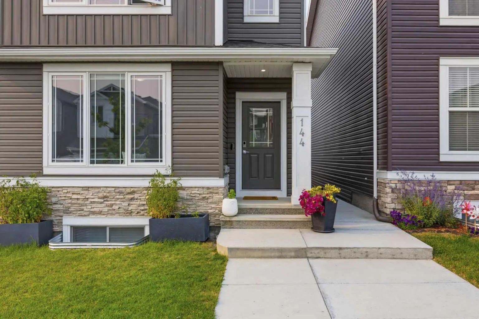 144 Amblehurst Green Northwest, Calgary – Residential Detached Listing Photo 2